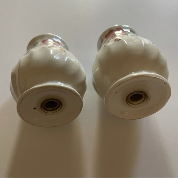 Classy Salt and Pepper Shakers - Picture 5 of 7